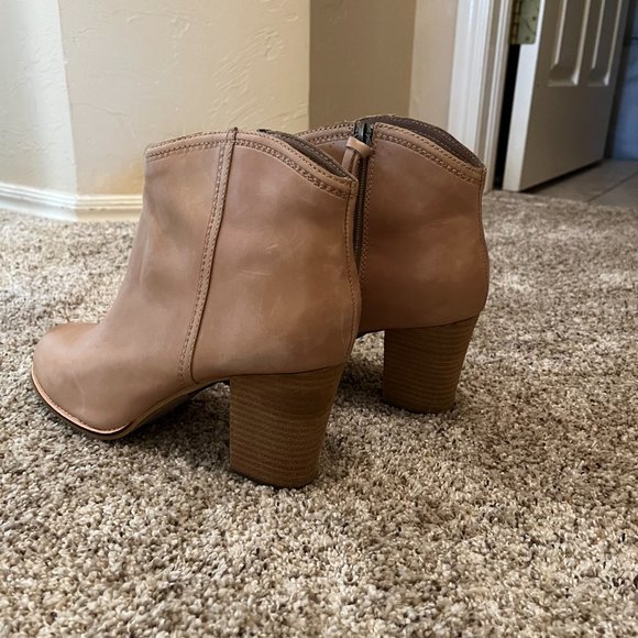 NWOT Authentic Fossil Tan Ankle Boots with Heel - Picture 3 of 3